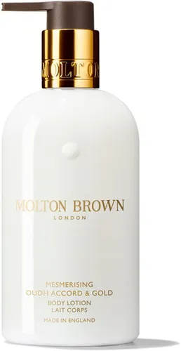 Molton Brown Mesmerising Oudh Accord & Gold Body Lotion 300 ml - Ganzkörperpflege mit faszinierendem Oudh-Akkord, versorgt die Haut intensiv mit Feuchtigkeit und hinterlässt einen langanhaltenden, luxuriösen Duft.