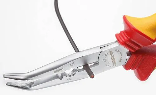 GEDORE Mehrfachzange 200 mm gewinkelt - VDE 8131 AB-200 H - Zangen für Elektroinstallateure mit VDE-Zertifizierung, inklusive Kabelschneider, Abisolierklingen und Crimpprofil für effizientes Arbeiten.