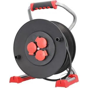 Bachmann Kabeltrommel 399.190, 25m für außen IP44 - Kabeltrommel für außen mit 25m H07RN-F Gummikabel, 3 Schutzkontaktsteckdosen und spritzwassergeschütztem Design (IP44). Ideal für den Einsatz im Freien, robust und langlebig.