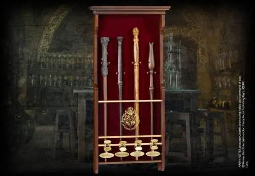 Eleganter Wand Display 4 - Sonstige Spielwaren, präsentiert stilvoll bis zu 4 Wands in einem hochwertigen Display, ideal für Sammler und Fans.