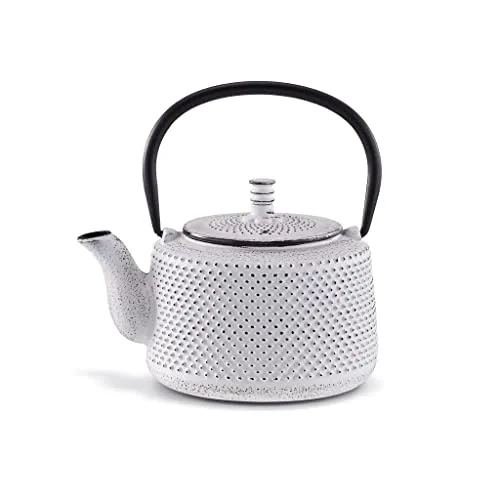 Beka 16409314 Teekessel 0.8 l aus Gusseisen - Teekocher mit feinem Teesieb für perfekten Tee. Gusseisen hält die Wärme optimal, klappbarer Griff und gebogene Tülle für elegantes Gießen.