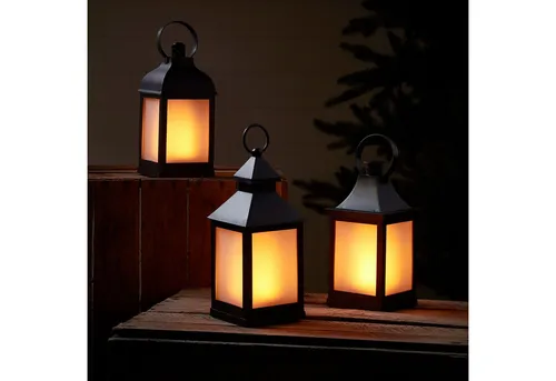 Lights4fun LED Laterne 3er Set mit Flammeneffekt - Das 3er Set mattschwarzer Laternen sorgt für eine stimmungsvolle Beleuchtung im Außenbereich. Jede Laterne imitiert das Licht einer echten Flamme und ist wetterfest, ideal für Garten und Terrasse. Einfach mit 2 x AA Batterien betreiben.