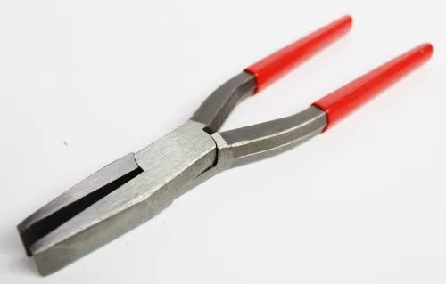 Spengler Flach Zange 240 mm - Ideal für Dachdecker und Klempner - Flachzange mit geschmiedetem Design, fein gezahnten Greifflächen und einer Länge von 240 mm für präzises Arbeiten im Handwerk.