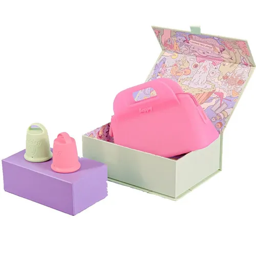 Beppy Cups *COSMIC* Hellgrün/Rosa - Der Beppy Cup *COSMIC* in Hellgrün und Rosa ist eine komfortable Menstruationstasse, die sich optimal an Ihren Körper anpasst. Mit innovativer Entnahmeschlaufe und bis zu 8 Stunden Tragezeit für unbeschwerte Tage.