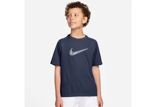 NIKE Kinder Shirt B NK DF MULTI SS TOP HBR - Hochwertiges Kinder-Shirt mit Dri-FIT-Technologie für optimalen Tragekomfort. Ideal für aktive Spiele und sportliche Aktivitäten. Entdecke die vielfältige Sportbekleidung von INTERSPORT für die ganze Familie.