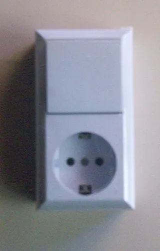 REV PlanoLuxe Aufputz Schalter Steckdosen Kombination - Weiß, flaches Design für stilvolle Integration und vielseitige Anwendungsmöglichkeiten