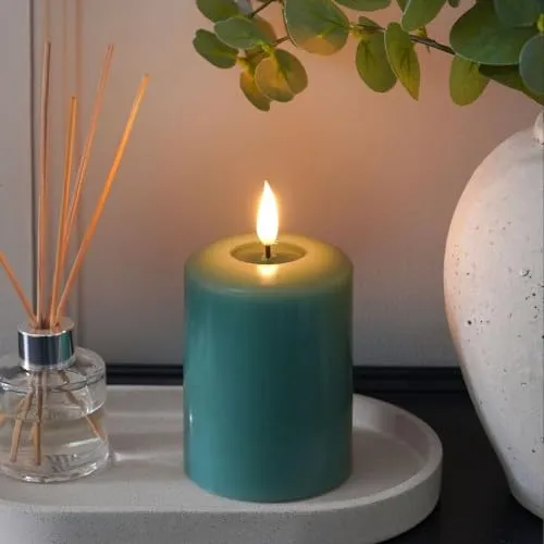 Ember Candles™ 10 cm Signature Salbeigrüne LED-Flackernde Akku-Kerze – 100% Echtwachs, Ultra-Realistisch, Flammenlos, Handgegossenes Design, 6-Stunden-Timer für Sicheren Innengebrauch (Ohne
