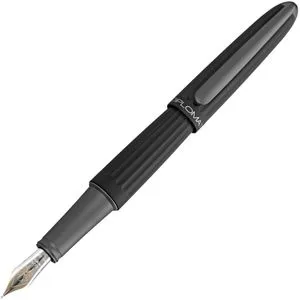 Diplomat Füller Aero, Aluminium schwarz mit 14-Karat Bicolor-Goldfeder - Hochwertiger Patronen- und Kolbenfüller für Rechts- und Linkshänder, bietet ein unvergleichliches Schreibgefühl dank der feinen 14-karätigen Goldfeder.