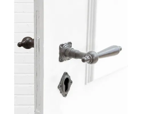 Antikas Drückergarnitur für Haustüren – Rustikales Design aus Eisen - Elegante Drückergarnitur im Landhausstil, ideal für historische Eingänge. Aus antikem Eisen gefertigt, inklusive Rosetten und Dorn für einfache Montage.