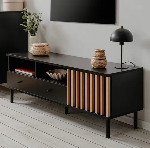 Furn.Design TV-Lowboard Biella 138 cm schwarz mit 3D-Lamellen - Stilvolles TV-Lowboard in Schwarz und Artisan Eiche, bietet viel Stauraum auf kleinem Raum mit pflegeleichter Melaminoberfläche und modernen Metallfüßen.