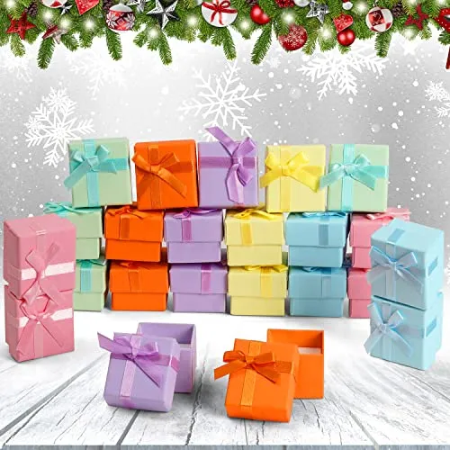Kurtzy Geschenkbox mit Deckel für Schmuck, Ringe (24 Stück) - 4,1 x 4,1 cm - Verschiedene Pastell-Farben Karton Geschenkbox mit Schleife & Samt - Schmuck Box für Jubiläen, Hochzeiten & Geburtstage