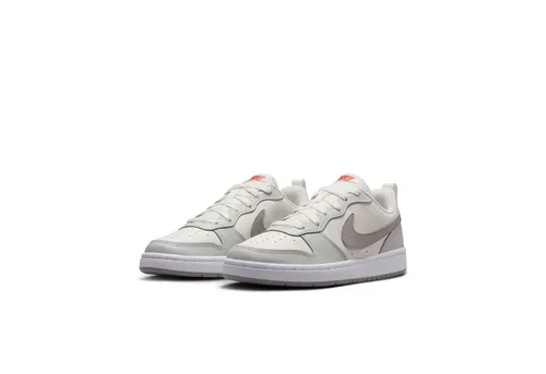 Nike Sportswear Court Borough Low für Jugendliche – Beige 38,5 EU - Sportliche Sneakers mit Schnürung und leicht profiliertem Gummi-Profil. Ideal für Basketball und den täglichen Einsatz. Bitte eine Größe größer bestellen!