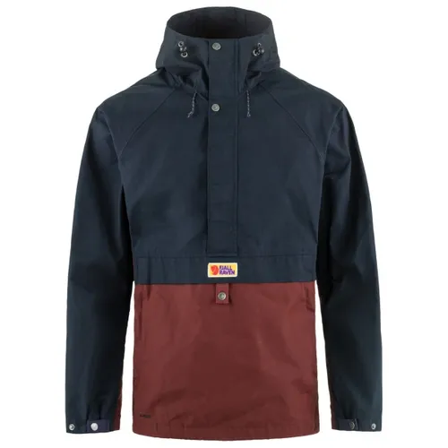 Fjällräven Vardag Anorak Men Dark Navy/Maroon (M) - Jacke aus G-1000, wind- und wasserabweisend, ideal für Winteraktivitäten und Alltag. Langlebig und zeitlos mit verstellbarer Kapuze und praktischen Taschen.