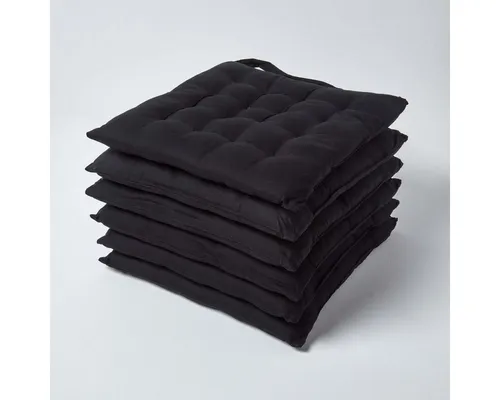 Homescapes Stuhlkissen Set 40x40 cm schwarz – Waschbare Sitzpolster für drinnen und draußen - 6er Set Stuhlkissen in Schwarz mit 100 % Baumwollbezug. Ideal für Esszimmer, Küche & Garten. Praktischer Knopfverschluss für sicheren Halt und stilvolle Optik. Pflegeleicht und waschbar – für höchsten Komfort!