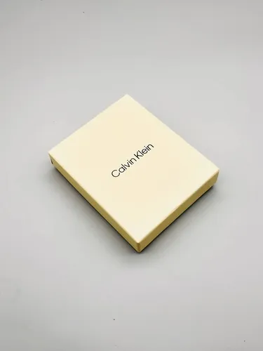 CALVIN KLEIN Foil Emboss Slim Trifold Geldbörse - Elegantes Herren Portemonnaie aus schwarzem Leder mit 4 Kartenfächern und Druckknopf-Münzfach, ideal für stilbewusste Männer.