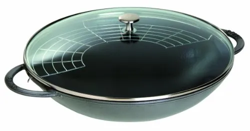 STAUB Gusseisen Wok Ø 37 cm - Multifunktionaler Wok aus Gusseisen mit Glasdeckel und Gittereinsatz, ideal für alle Herdarten, einschließlich Induktion. Perfekt zum Schmoren, Dämpfen und Frittieren – energiesparend und langlebig.