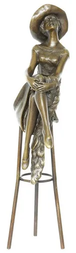 Aubaho Dekoobjekt Bronzeskulptur - Antike Figur auf Barhocker - Elegante Bronzeskulptur im antiken Stil, inspiriert von Chiparus. Ein stilvolles Dekoobjekt, das jedem Raum einen Hauch von Vintage-Charme verleiht. Maße: 12 x 28 x 7 cm, Gewicht: 1 kg.