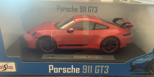 Porsche 911 GT3 2023 Modellauto 1:18 rot mit Streifen - Detailgetreues 1:18 Die-Cast Modellauto, mit öffnenden Türen und Kofferraum, ideal für Sammler und Porsche-Fans. Farbe: Rot, Maßstab: 1:18.