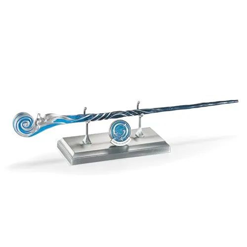 Harry Potter Celebration Wand Zauberstab Patronus Charm 2025 - Limitierter Sammlerzauberstab zum Jubiläum, inspiriert vom Patronus-Zauber, mit silbernem Ausstellungsständer und exklusiver Anstecknadel. Perfekt für Harry Potter-Fans!