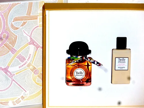 Hermès Twilly d'Hermès EDP Geschenkset 50 ml + BL 40 ml - Damen Eau De Parfum Geschenkset mit einem blumigen Duft und einer eleganten Präsentation, perfekt für besondere Anlässe.