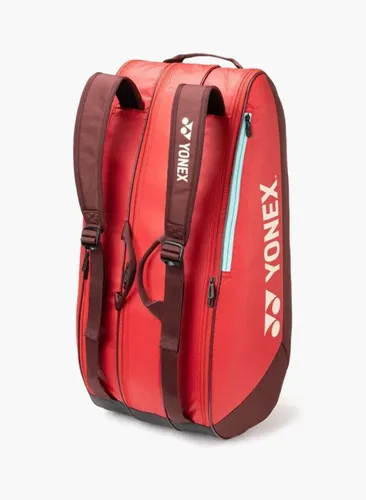 Yonex Racketbag Team Racquet 2026 rot - Schlägertasche für Freizeitspieler - Praktische Schlägertasche mit 3 Hauptfächern für bis zu 9 Tennisschläger und einem speziellen Schuhfach. Ideal für Freizeitspieler, mit Rucksacktragesystem und Tragegriffen. Maße: 75x30x32cm.