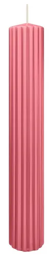 Wiedemann Rillen Kerzen Erdbeerrosa 300x45mm, 4 Stück - Hochwertige Rillen Kerzen in Erdbeerrosa, hergestellt in RAL Kerzengüte Qualität für einen sauberen Abbrand. Perfekt für festliche Anlässe mit einer Brenndauer von bis zu 45 Stunden.