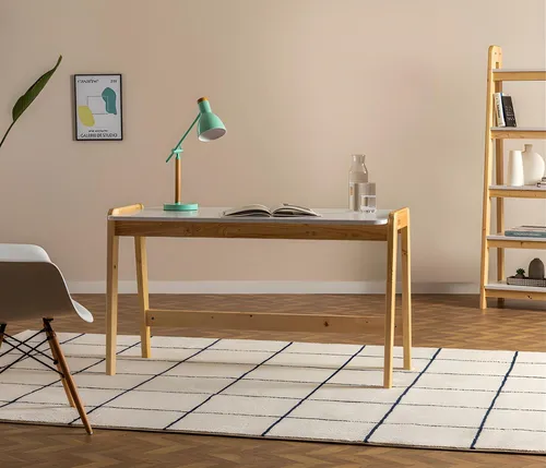 Weiß-Beiger Designer Schreibtisch aus Holz - Moderner Computertisch in Weiß, ideal für jedes Arbeitszimmer. Mit seinen kompakten Maßen von 130 x 60 x 74 cm passt er perfekt in kleine Räume und bietet viel Platz für Ihre Arbeitsmaterialien.