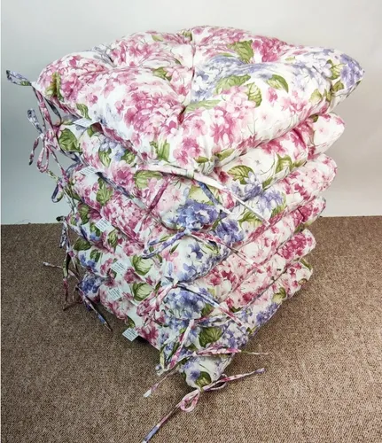 Rattani Sitzkissen Set 6x Klara - Landhaus Stil - Stuhlkissen Set 6x Klara, 42 x 42 cm, aus 100% Baumwolle, weich und robust. Ideal für gemütliche Stunden im Landhausstil, waschbar und pflegeleicht.