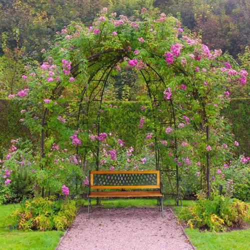 Gartenbank aus Holz mit Gusseisenrahmen