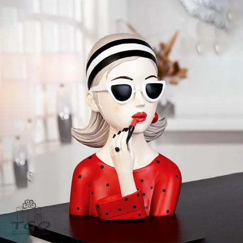 GILDE Deko Skulptur Figur Lady mit rotem Shirt - Sammlerfiguren: Stilvolle Dekofigur in Rot mit Sonnenbrille und Lippenstift - perfekt für Kosmetikstudios und moderne Wohnräume.