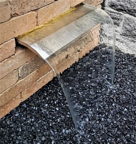 Edelstahl Wasserfall Set 45 cm mit LED-Beleuchtung - Wasserfall für Brunnen und Wasserspiele, inkl. Pumpe und Schlauch. Aus robustem Edelstahl mit gebürstetem Finish. Genießen Sie stimmungsvolle Beleuchtung und eine maximale Fallhöhe von 2 m.