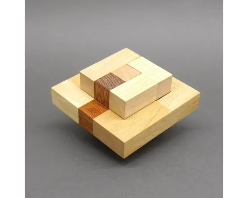 ROMBOL Double Ut - Anspruchsvolles Interlockingpuzzle aus Holz - Hochwertiges interaktives Denkspiel aus edlem Helvea- und Campus-Holz. Ideal für Puzzleliebhaber, fördert das logische Denken und bietet spannende Herausforderungen. Maße: 10 x 10 x 6 cm, Gewicht ca. 220 g.