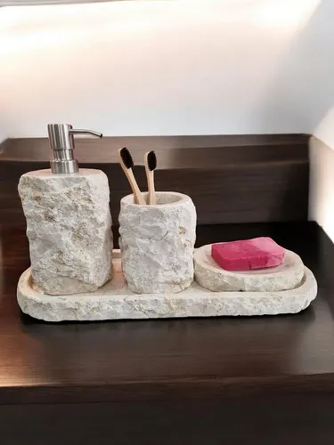 Kinaree Badaccessoire-Set Marmor 4-teilig - Elegantes 4-teiliges Badezimmer Set in Bruchsteinoptik, nachfüllbar und pflegeleicht. Ideal für eine stilvolle Badgestaltung mit Seifenspender, Seifenschale, Becher und Tablett.