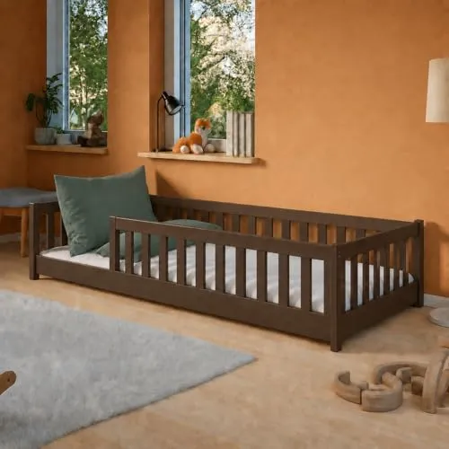 Zartbitters Kinderbett Bodenbett 80x160 cm mit Rausfallschutz - Dunkelbraun - Stilvolles Bodenbett für Kinder, ideal für selbstständiges Ein- und Aussteigen. Robuste Kiefernholzkonstruktion mit abgerundeten Kanten sorgt für Sicherheit. Vielseitig nutzbar als Rückzugsort zum Spielen und Entspannen.