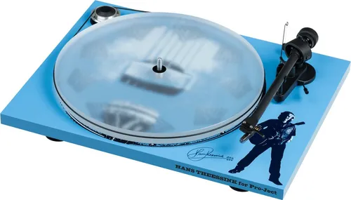Pro-Ject Essential III Hans Theessink Plattenspieler - Hochwertiger Plattenspieler mit satinierter Acryl-Platte für optimierten Klang. Manuelle Bedienung für ein authentisches Hörerlebnis. Perfekt für Vinyl-Liebhaber, die Wert auf Stil und Technik legen.