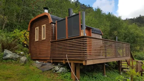 Holzsauna Gartensauna - Wellnessfass für 10 Personen - Trockensauna aus massivem Kiefernholz, ideal für den Außenbereich. Mit elektrischer Heizung und großzügigen Abmessungen von 5,9 x 2,3 m für entspannende Stunden im eigenen Garten.