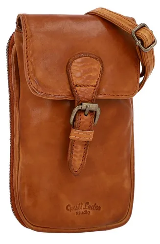 Gusti Leder Umhängetasche Ebbe – Stilvolle Braune Handtasche - Entdecke die elegante Umhängetasche Ebbe in Braun. Mit praktischem Schnallenverschluss und robustem Material ist sie ideal für Büro, Stadtbummel oder Reisen. Langlebig und modisch – der perfekte Begleiter für jeden Anlass.