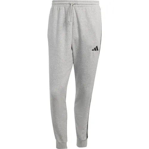 ADIDAS Herren Hose Essentials 3-Streifen French Terry - Modische Hosen aus weichem French-Terry-Material, ideal für Freizeit und Sport, mit nachhaltigen Recyclingmaterialien für umweltbewusste Träger.