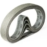 3M Gewebe Schleifvliesband SC-BS 40x760 mm Super Fein in Grün (5 Stück) - Die 3M Scotch-Brite Vliesbänder SC-BS sind perfekt für Finisharbeiten an Metalloberflächen. Dank ihrer Flexibilität und homogenen Schleifmittelverteilung erzielen Sie gleichmäßige Ergebnisse, ideal für den professionellen Einsatz.