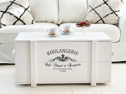 Massiver Truhentisch aus Holz im Vintage-Stil - Eleganter Couchtisch mit abnehmbarem Deckel und praktischem Stauraum. Ideal für das Wohnzimmer, bietet er sowohl Funktionalität als auch Stil. FSC-zertifiziert und fertig montiert.