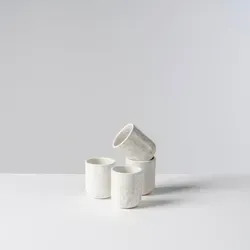 Gipfelstück Becher Alpenwiese, Steinzeug - Thermobehälter mit einzigartigem Design, inspiriert von der Alpenflora – jedes Stück ein handgefertigtes Unikat, das die Farbenpracht der Bergwiesen auf deinen Tisch bringt.