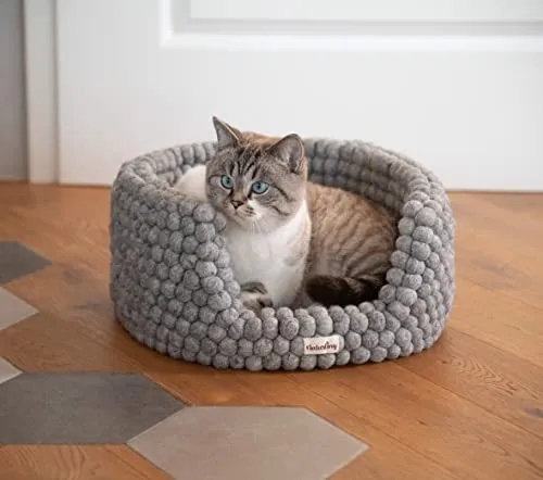 naturling Filzkugel Katzenbett rund – Kuschelige Filz Katzenliege für Katzen - Das runde Katzenbett aus 100% Schurwolle bietet Ihrer Katze einen gemütlichen Rückzugsort. Mit einem Durchmesser von 30 cm ist es ideal für entspannte Stunden und fügt sich harmonisch in Ihr Zuhause ein.