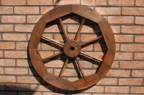 Dekoratives Wagenrad 70 cm rustikal - Gartendeko: Rustikales Wagenrad aus echtem Holz mit 70 cm Durchmesser, ideal für eine charmante und authentische Gestaltung Ihres Gartens.