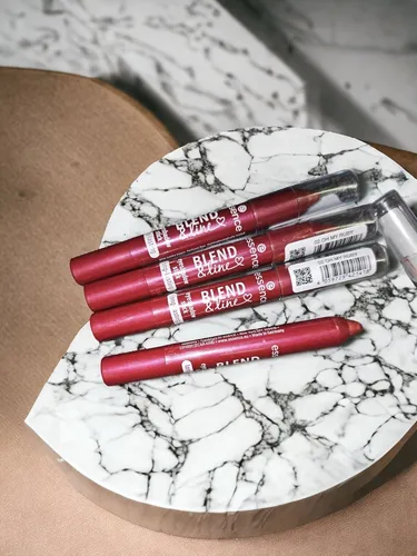 essence blend & line Eyeshadow Stick Nr. 02 - Rot - Veganer Lidschatten & Eyeliner in einem Stift für schimmernde Looks, langanhaltend und hochpigmentiert. Ideal für kreative Augen-Make-ups ohne Mikroplastik und Parfüm.