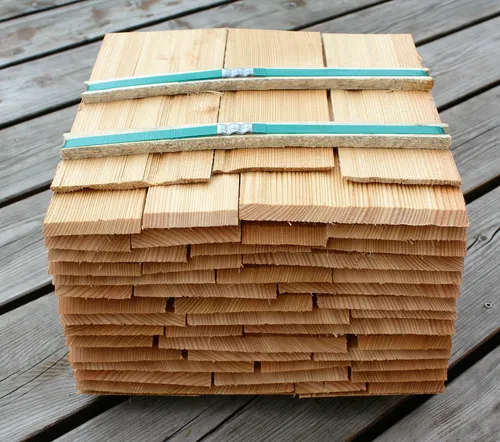 Lärchenholzschindeln 25cm - Hochwertige Holzschindeln für Garten und Bastelprojekte - Vielseitige Lärchenholzschindeln für Gartenhäuser, Vordächer oder DIY-Projekte. Langlebig und wetterbeständig, ideal für kreative Bastelideen.