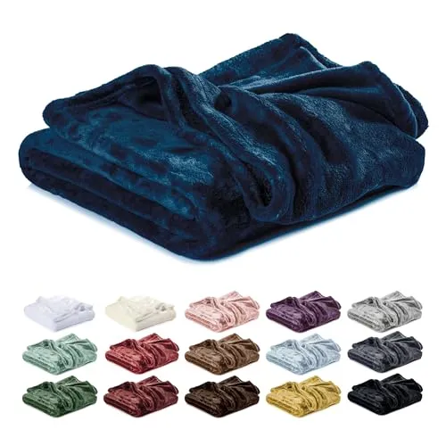 Lavea® Mikrofaser Kuscheldecke flauschig und weich, warme Fleecedecke für Sofa und Bett, Pflegeleichte Decke, atmungsaktiv und hautfreundlich, Wolldecke, Sofadecke Wohnzimmer, Tiefblau, 270x240 cm