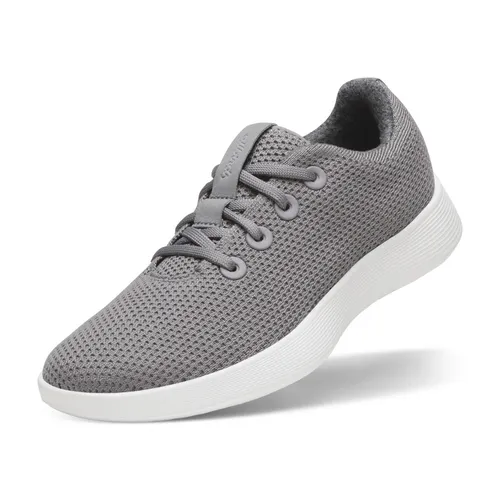 allbirds Sneaker Tree Runner NZ grau Herren, Größe Euro (US): 45 (12) - Der allbirds Tree Runner NZ kombiniert leichtes, atmungsaktives Obermaterial aus Eukalyptusfasern mit einer neu gestalteten Mittelsohle für optimalen Komfort. Nachhaltige Schnürsenkel aus recyceltem Material runden das moderne Design ab.