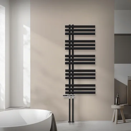 LuxeBath Badheizkörper Iron EM 500x1200 mm Schwarz matt - Moderner Badheizkörper in elegantem Schwarz, kombiniert Heizfunktion und Handtuchhalter. Ideal für effiziente Wärme und stilvolle Akzente im Badezimmer. Inklusive Montagezubehör.