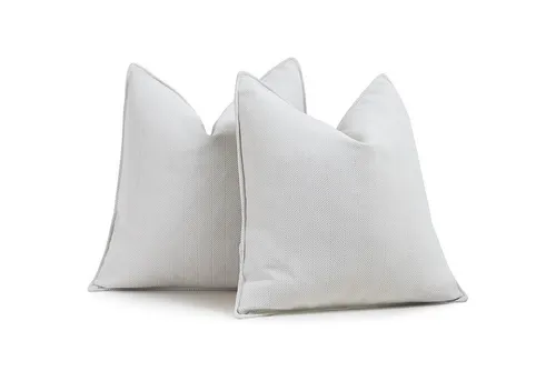 LuxusKollektion Chenille Kissenbezüge 45 x 45 cm - 2er Set Creme - Verwandle dein Zuhause mit den LuxusKollektion Chenille Kissenbezügen in Creme (45 x 45 cm) im 2er Set. Diese handgefertigten Kissenhüllen bieten eine weiche Textur und sind pflegeleicht – ideal für jeden Raum.