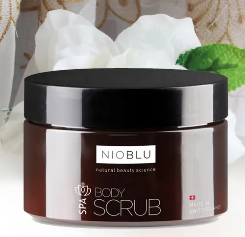 NIOBLU Spa Salz Körperpeeling mit Süßmandelöl - Hochwertiges Körperpeeling für alle Hauttypen mit natürlichem Salz aus den Schweizer Alpen und pflegendem Süßmandelöl. Ideal für eine sanfte Hautpflege und frisches Hautgefühl.